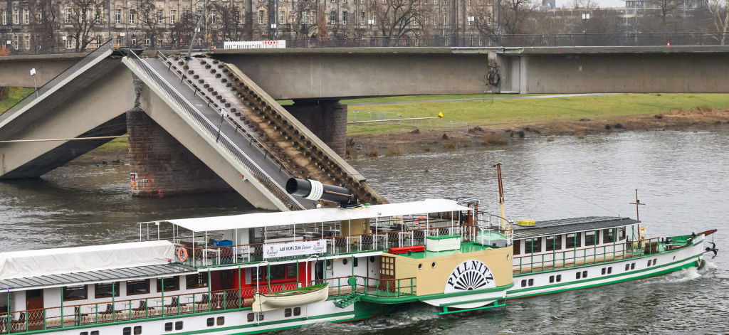 Ship passes under the Carola Bridge